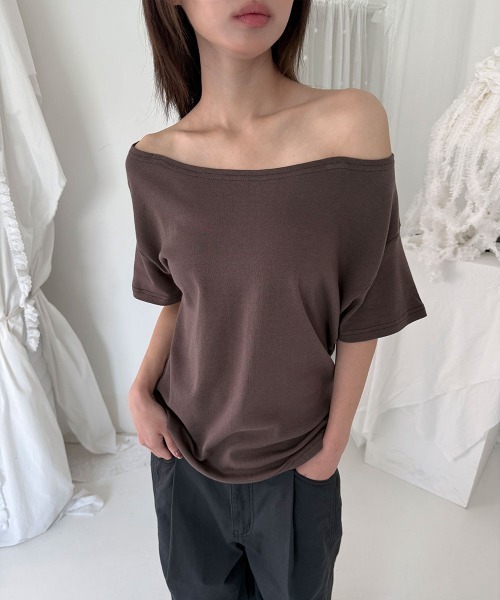 4INT.(フォイント)の「デイリー 無地 ビッグシルエット ワンオフショル 半袖 Tシャツ(Tシャツ/カットソー・レディース・ブラウン/ホワイト/グレー/チャコール/ブラック・FREE)」の7枚目の写真