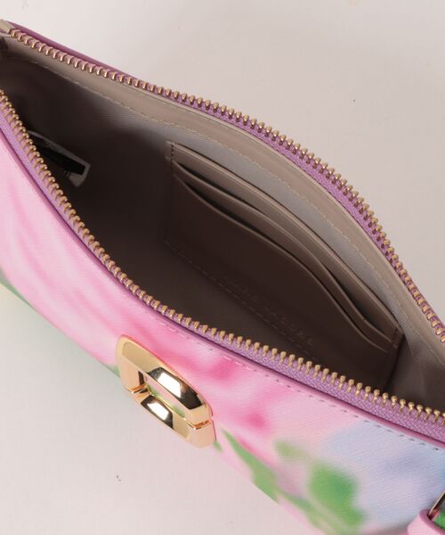 MARC JACOBS（マークジェイコブス）の「【NEW】THE BLURRED FLORAL SNAPSHOT CONVERTIBLE SHOULDER Bag/ザ ブラード フローラル スナップショット コンバーチブル ショルダー バッグ（ショルダーバッグ・レディース・ピンク系その他・ONE SIZE）」の9枚目の写真