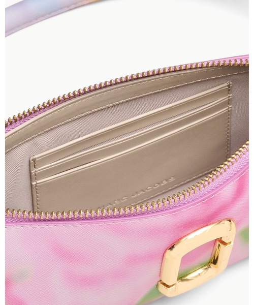 MARC JACOBS（マークジェイコブス）の「【NEW】THE BLURRED FLORAL SNAPSHOT CONVERTIBLE SHOULDER Bag/ザ ブラード フローラル スナップショット コンバーチブル ショルダー バッグ（ショルダーバッグ・レディース・ピンク系その他・ONE SIZE）」の4枚目の写真