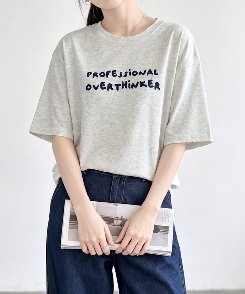 aimoha（アイモハ）の「刺繍風カジュアルロゴプリントTシャツ（Tシャツ/カットソー・レディース・ブラック/ライトグレー/ホワイト・FREE）」の3枚目の写真