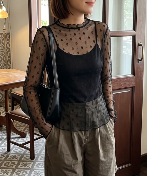 aimoha(アイモハ)の「小花柄プチハイネック長袖シアートップス(Tシャツ/カットソー・レディース・ブラック/ホワイト・M)」の12枚目の写真