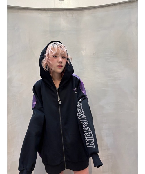 Desigual(デシグアル)の「Mickey Oversized Hoodie with Sleeve Design/ミッキー 袖デザインオーバーサイズパーカー(スウェット・レディース・ブラック・S/M/L)」の4枚目の写真