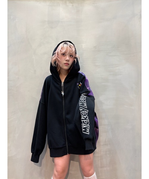 Desigual(デシグアル)の「Mickey Oversized Hoodie with Sleeve Design/ミッキー 袖デザインオーバーサイズパーカー(スウェット・レディース・ブラック・S/M/L)」の2枚目の写真