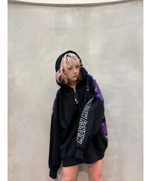 Desigual(デシグアル)の「Mickey Oversized Hoodie with Sleeve Design/ミッキー 袖デザインオーバーサイズパーカー(スウェット・レディース・ブラック・S/M/L)」の3枚目の写真