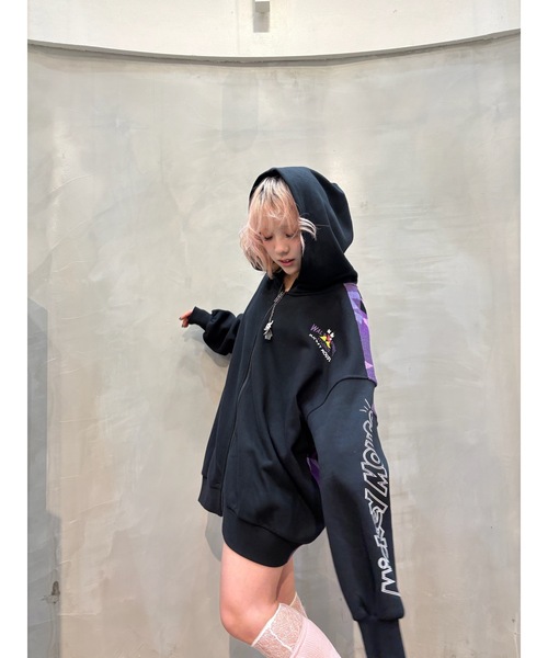Desigual(デシグアル)の「Mickey Oversized Hoodie with Sleeve Design/ミッキー 袖デザインオーバーサイズパーカー(スウェット・レディース・ブラック・S/M/L)」の8枚目の写真