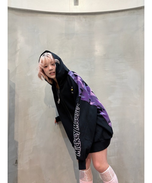 Desigual(デシグアル)の「Mickey Oversized Hoodie with Sleeve Design/ミッキー 袖デザインオーバーサイズパーカー(スウェット・レディース・ブラック・S/M/L)」の9枚目の写真