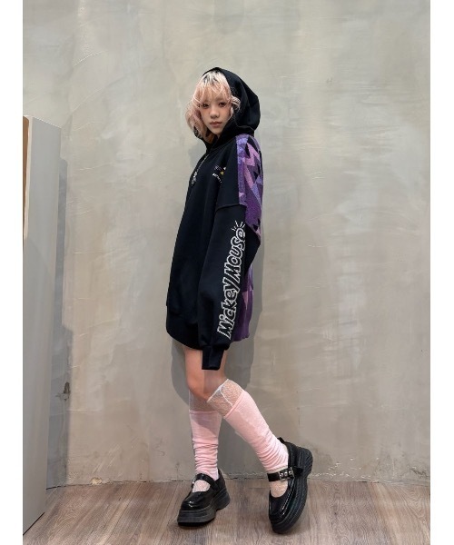Desigual(デシグアル)の「Mickey Oversized Hoodie with Sleeve Design/ミッキー 袖デザインオーバーサイズパーカー(スウェット・レディース・ブラック・S/M/L)」の13枚目の写真