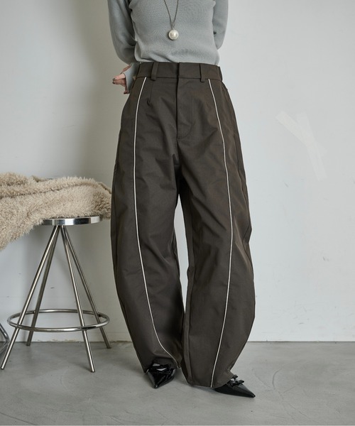 THE YOn(ザヨン)の「パイピングカーブパンツ(その他パンツ・レディース・チャコールグレー/ベージュ/ボルドー・S/M)」の1枚目の写真