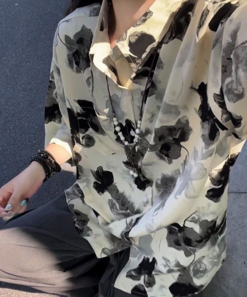 AVYL(アヴィル)の「水彩アートフラワー柄 オーバーサイズ半袖シャツ(シャツ/ブラウス・レディース・ホワイト/ブラック・M)」の1枚目の写真
