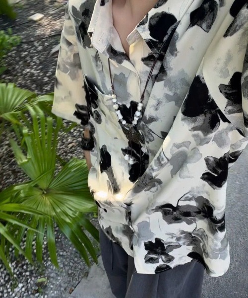 AVYL(アヴィル)の「水彩アートフラワー柄 オーバーサイズ半袖シャツ(シャツ/ブラウス・レディース・ホワイト/ブラック・M)」の4枚目の写真