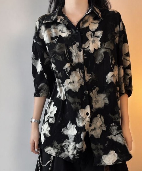 AVYL(アヴィル)の「水彩アートフラワー柄 オーバーサイズ半袖シャツ(シャツ/ブラウス・レディース・ホワイト/ブラック・M)」の6枚目の写真