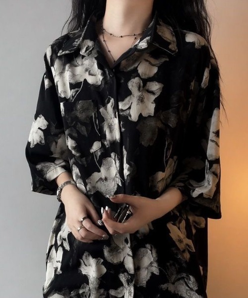 AVYL(アヴィル)の「水彩アートフラワー柄 オーバーサイズ半袖シャツ(シャツ/ブラウス・レディース・ホワイト/ブラック・M)」の11枚目の写真