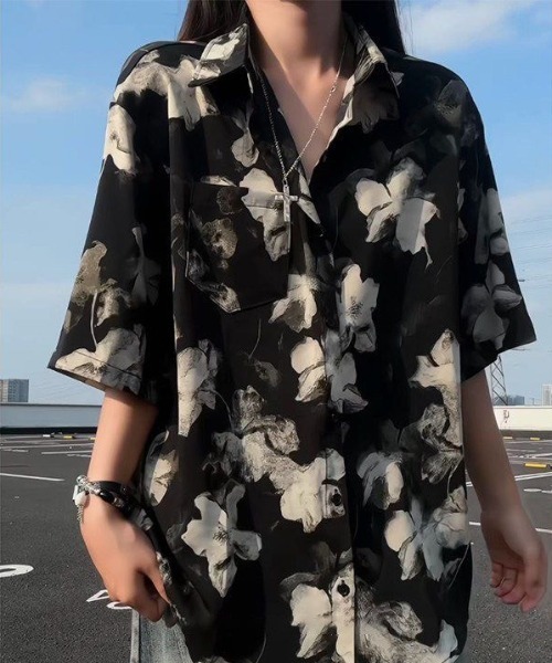 AVYL(アヴィル)の「水彩アートフラワー柄 オーバーサイズ半袖シャツ(シャツ/ブラウス・レディース・ホワイト/ブラック・M)」の8枚目の写真