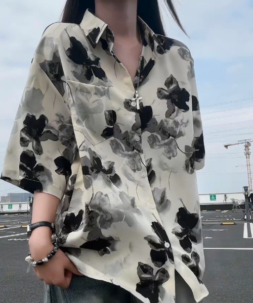 AVYL(アヴィル)の「水彩アートフラワー柄 オーバーサイズ半袖シャツ(シャツ/ブラウス・レディース・ホワイト/ブラック・M)」の3枚目の写真