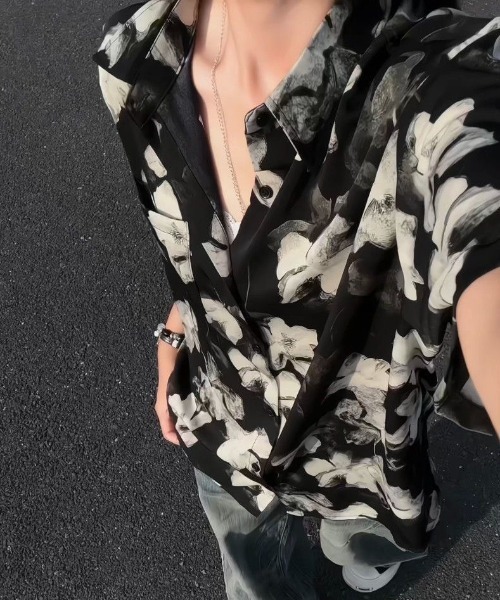 AVYL(アヴィル)の「水彩アートフラワー柄 オーバーサイズ半袖シャツ(シャツ/ブラウス・レディース・ホワイト/ブラック・M)」の7枚目の写真