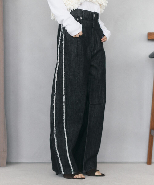 FREAK'S STORE(フリークスストア)の「Firsthand/ファーストハンド サイドフリンジ カーヴィーデニム【限定展開】(デニムパンツ・レディース・ネイビー/ブラック/サックスブルー・X-SMALL/SMALL/MEDIUM)」の2枚目の写真