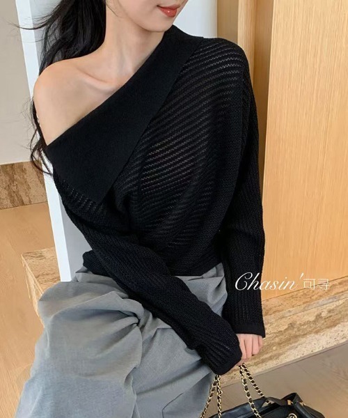 AMAJI(アマジ)の「ワンショルダー フリル オフショルダー クロシェ編み ニットトップス(ニット/セーター・レディース・グレー/ブラウン/ブラック/ベージュ/ホワイト・FREE)」の2枚目の写真