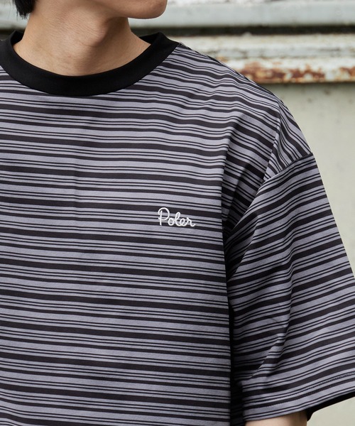 POLeR(ポーラー)の「POLeR/ポーラー 90's STRIPE QUICK DRY TEE 90年代ストライプクイックドライTシャツ 秋 秋服 2026年秋冬(Tシャツ/カットソー・メンズ・ベージュ/ホワイト/チャコール・M/XL)」の2枚目の写真