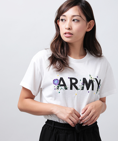 Denime(ドゥニーム)の「ARMYプリントフラワー刺繍Tシャツ(Tシャツ/カットソー・レディース・カーキ/オフホワイト・FREE)」の1枚目の写真