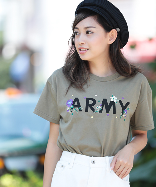 Denime(ドゥニーム)の「ARMYプリントフラワー刺繍Tシャツ(Tシャツ/カットソー・レディース・カーキ/オフホワイト・FREE)」の2枚目の写真