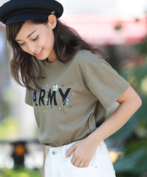 Denime(ドゥニーム)の「ARMYプリントフラワー刺繍Tシャツ(Tシャツ/カットソー・レディース・カーキ/オフホワイト・FREE)」の13枚目の写真