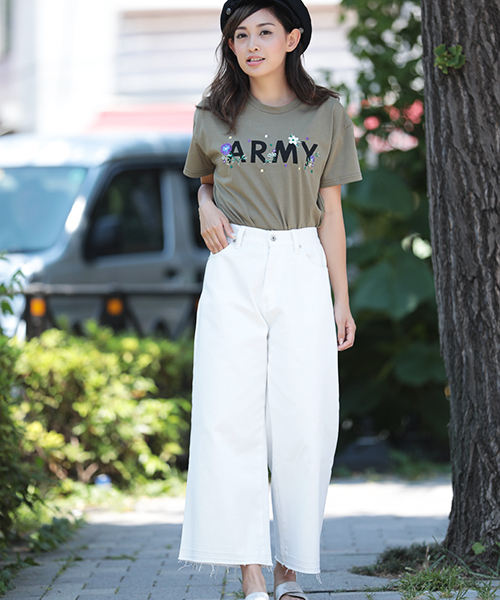 Denime(ドゥニーム)の「ARMYプリントフラワー刺繍Tシャツ(Tシャツ/カットソー・レディース・カーキ/オフホワイト・FREE)」の11枚目の写真