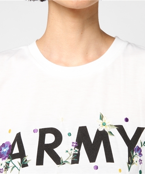 Denime(ドゥニーム)の「ARMYプリントフラワー刺繍Tシャツ(Tシャツ/カットソー・レディース・カーキ/オフホワイト・FREE)」の6枚目の写真
