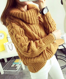 ケーブル編みオフタートルニットセーター