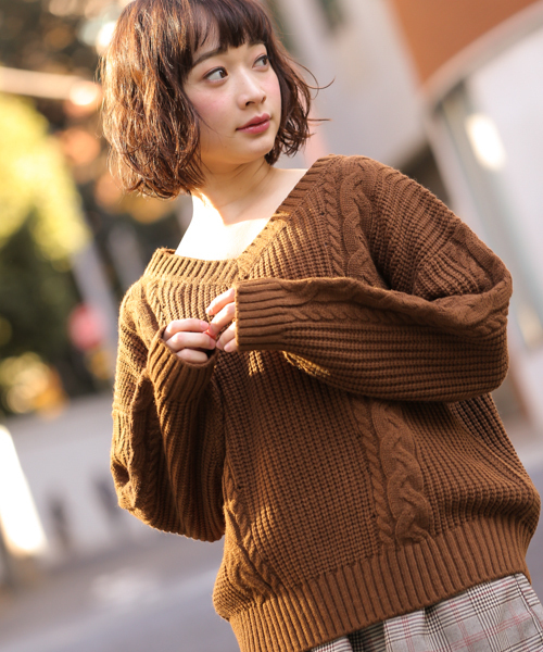 apres jour（アプレジュール）の「ざっくり編みＶネックケーブルニット【ZOZOTOWN限定アイテム】（ニット/セーター・レディース・ダークブラウン/ピンク/アイボリー・フリー）」の2枚目の写真