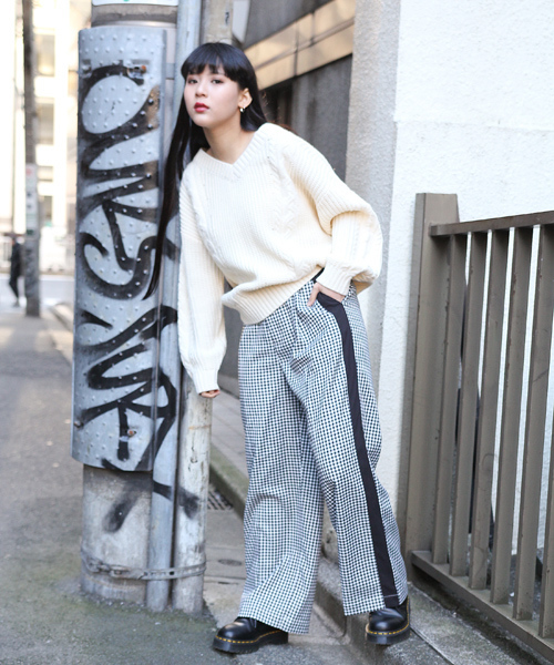 apres jour（アプレジュール）の「ざっくり編みＶネックケーブルニット【ZOZOTOWN限定アイテム】（ニット/セーター・レディース・ダークブラウン/ピンク/アイボリー・フリー）」の6枚目の写真