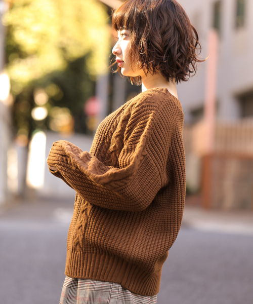 apres jour（アプレジュール）の「ざっくり編みＶネックケーブルニット【ZOZOTOWN限定アイテム】（ニット/セーター・レディース・ダークブラウン/ピンク/アイボリー・フリー）」の12枚目の写真