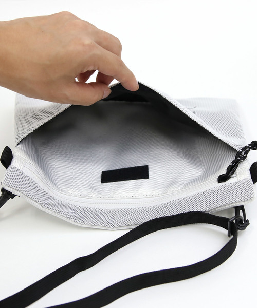 knock through abstraction(ノックスルーアブストラクション)の「【knock through abstraction/ノックスルーアブストラクション】reflection fabric sacoche(ショルダーバッグ・レディース・ホワイト/ブラック・FREE)」の14枚目の写真