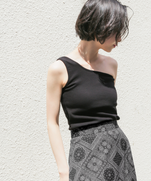 LOWRYS FARM（ローリーズファーム）の「ワンショルタンク　836245（タンクトップ・レディース・ブラック/ベージュ/オフホワイト・FREE）」の5枚目の写真