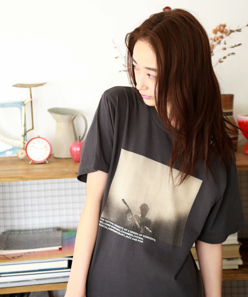 niko and...（ニコアンド）の「オーディエンスフォトＴシャツ（Tシャツ/カットソー・レディース・オフホワイト/チャコール/ホワイト・MEDIUM/LARGE）」の3枚目の写真