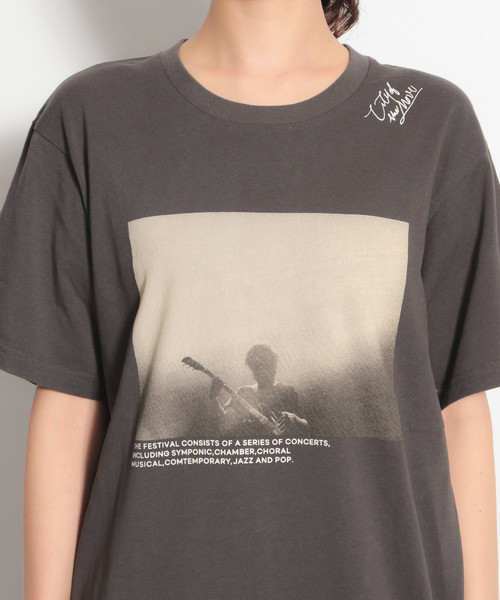 niko and...（ニコアンド）の「オーディエンスフォトＴシャツ（Tシャツ/カットソー・レディース・オフホワイト/チャコール/ホワイト・MEDIUM/LARGE）」の9枚目の写真