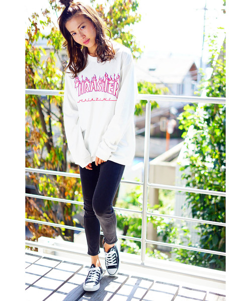 THRASHER(スラッシャー)の「FLAME OUTLINE US COTTON L/S T-SHIRTS/ロンT スラッシャー フレイムロゴ ユニセックス(Tシャツ/カットソー)」|ホワイト×パープル