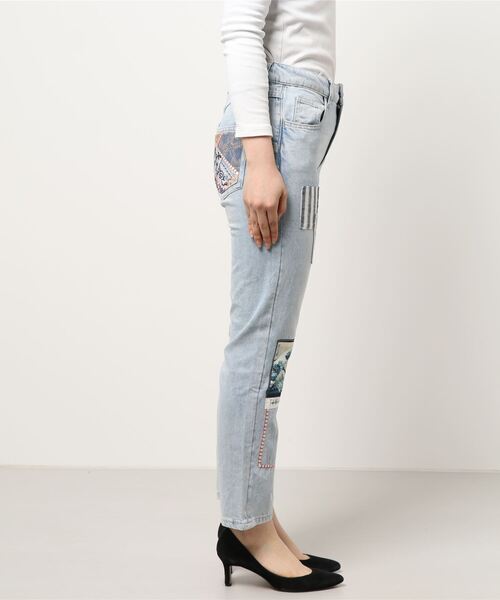 Desigual（デシグアル）の「アートパッチ付きデニムパンツ（デニムパンツ・レディース・ブルー・32inch/28inch/34inch/24inch/29inch/30inch/27inch）」の2枚目の写真