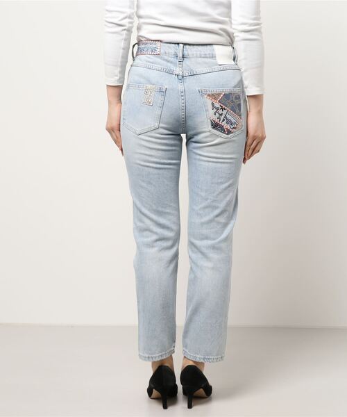 Desigual（デシグアル）の「アートパッチ付きデニムパンツ（デニムパンツ・レディース・ブルー・32inch/28inch/34inch/24inch/29inch/30inch/27inch）」の3枚目の写真