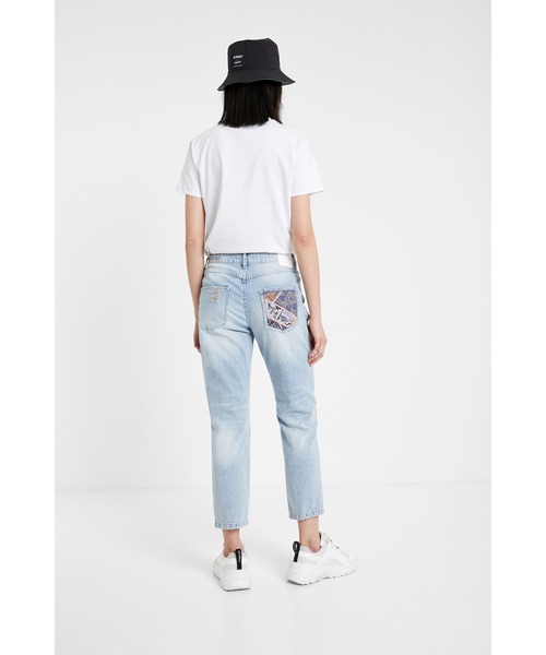 Desigual（デシグアル）の「アートパッチ付きデニムパンツ（デニムパンツ・レディース・ブルー・32inch/28inch/34inch/24inch/29inch/30inch/27inch）」の8枚目の写真