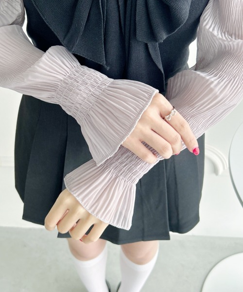 Loueme(ルエム)の「シャーリングシアーブラウス(シャツ/ブラウス・レディース・ホワイト/ブラック/アイボリー/ベージュ/イエロー/グレー・FREE)」の10枚目の写真