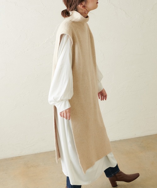 natural couture(ナチュラルクチュール)の「ハイネックロングベスト(ベスト・レディース・アイボリー/ベージュ・FREE)」の1枚目の写真