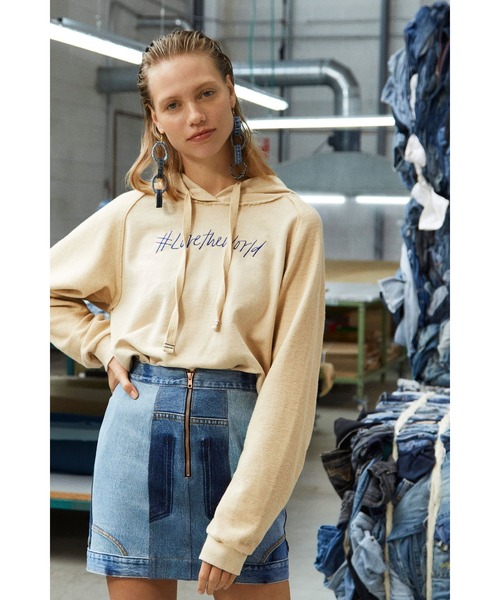 Desigual(デシグアル)の「リサイクルコットン ショートフーディ(スウェット・レディース・ホワイト・S/M/L)」の1枚目の写真