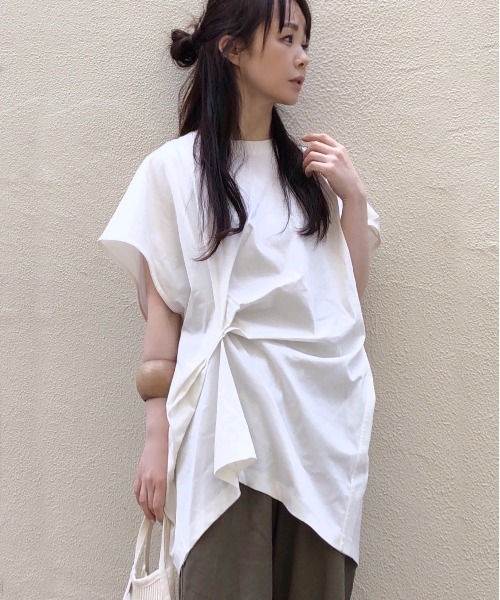 AZUL ENCANTO(アズールエンカント)の「サイドウエストタックトップス(Tシャツ/カットソー・レディース・オフホワイト/ブラック/イエロー系その他/ベージュ・FREE)」の1枚目の写真