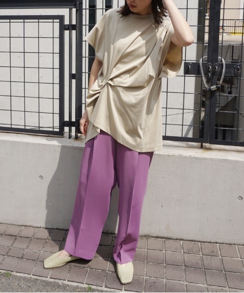 AZUL ENCANTO(アズールエンカント)の「サイドウエストタックトップス(Tシャツ/カットソー・レディース・オフホワイト/ブラック/イエロー系その他/ベージュ・FREE)」の6枚目の写真