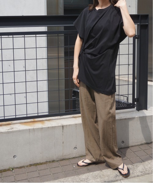 AZUL ENCANTO(アズールエンカント)の「サイドウエストタックトップス(Tシャツ/カットソー・レディース・オフホワイト/ブラック/イエロー系その他/ベージュ・FREE)」の15枚目の写真