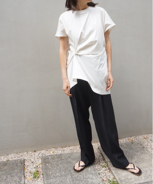 AZUL ENCANTO(アズールエンカント)の「サイドウエストタックトップス(Tシャツ/カットソー・レディース・オフホワイト/ブラック/イエロー系その他/ベージュ・FREE)」の10枚目の写真