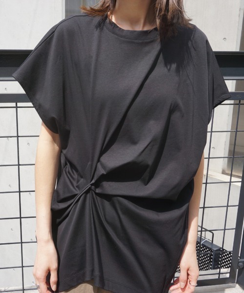 AZUL ENCANTO(アズールエンカント)の「サイドウエストタックトップス(Tシャツ/カットソー・レディース・オフホワイト/ブラック/イエロー系その他/ベージュ・FREE)」の8枚目の写真