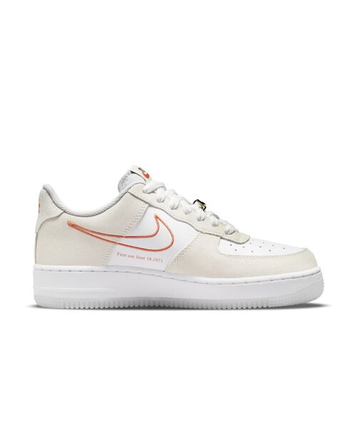 NIKE（ナイキ）の「ナイキ エア フォース 1 '07 SE ウィメンズシューズ / Nike Air Force 1 '07 SE Women's Shoe（スニーカー・レディース・ホワイト/黄土色系・22.5/25/25.5/24.5/23/23.5/24/22/26）」の4枚目の写真