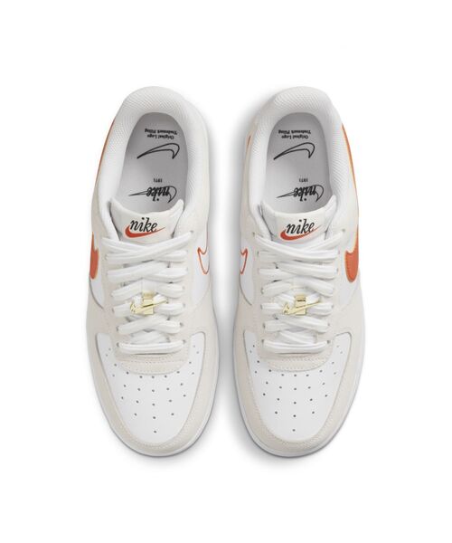 NIKE（ナイキ）の「ナイキ エア フォース 1 '07 SE ウィメンズシューズ / Nike Air Force 1 '07 SE Women's Shoe（スニーカー・レディース・ホワイト/黄土色系・22.5/25/25.5/24.5/23/23.5/24/22/26）」の5枚目の写真