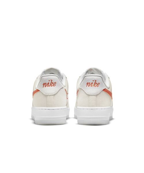 NIKE（ナイキ）の「ナイキ エア フォース 1 '07 SE ウィメンズシューズ / Nike Air Force 1 '07 SE Women's Shoe（スニーカー・レディース・ホワイト/黄土色系・22.5/25/25.5/24.5/23/23.5/24/22/26）」の6枚目の写真